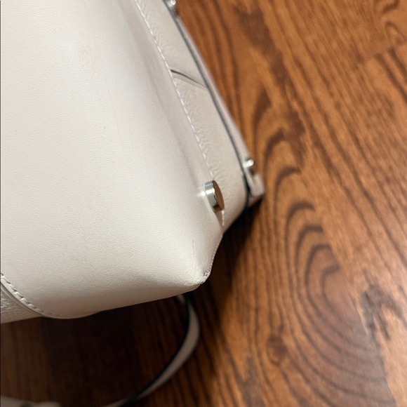 MICHAEL KORS White Pebbled Leather Drawstring Bucket Shoulder Bag - Picture 9 of 16